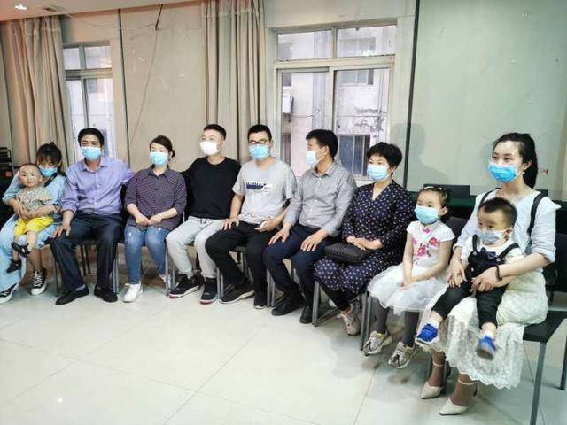 ▲“错换人生28年”的两家人跨省认亲,图据澎湃新闻