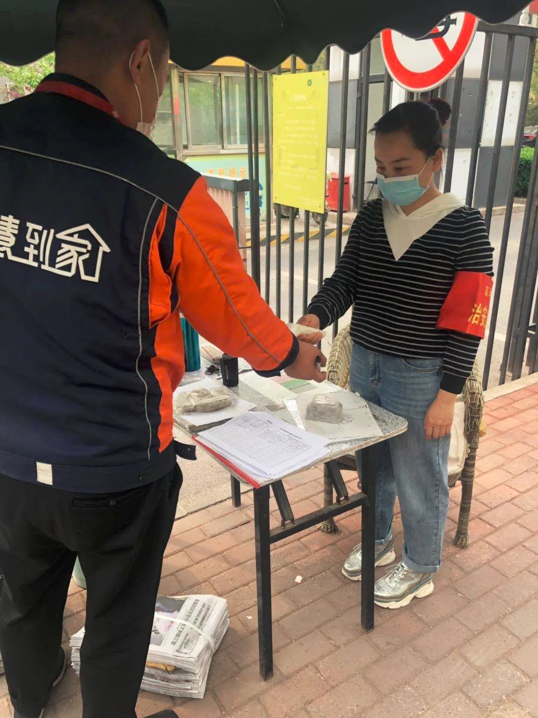 △此前下沉社区期间,杜娟在卡口工作(受访者供图)