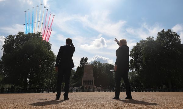 法国总统马克龙和英国首相约翰逊在伦敦举行会晤。图为会晤期间,二人在皇家骑兵卫队阅兵场观看飞行表演。(欧洲新闻图片社)