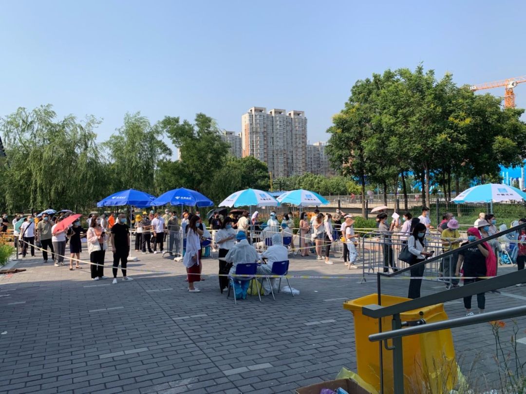 △核酸检测现场的居民们排起多路长队