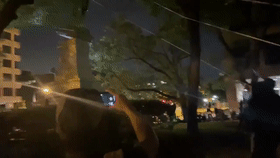 众人使劲拉拽雕像,雕像轰然倒地(视频截图)