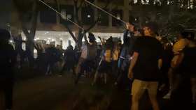 他们用绳索绑住雕像(视频截图)