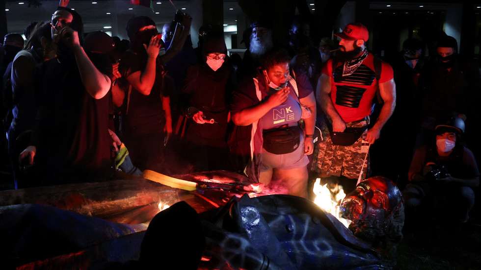 抗议者正在点燃雕像(图源:路透社)