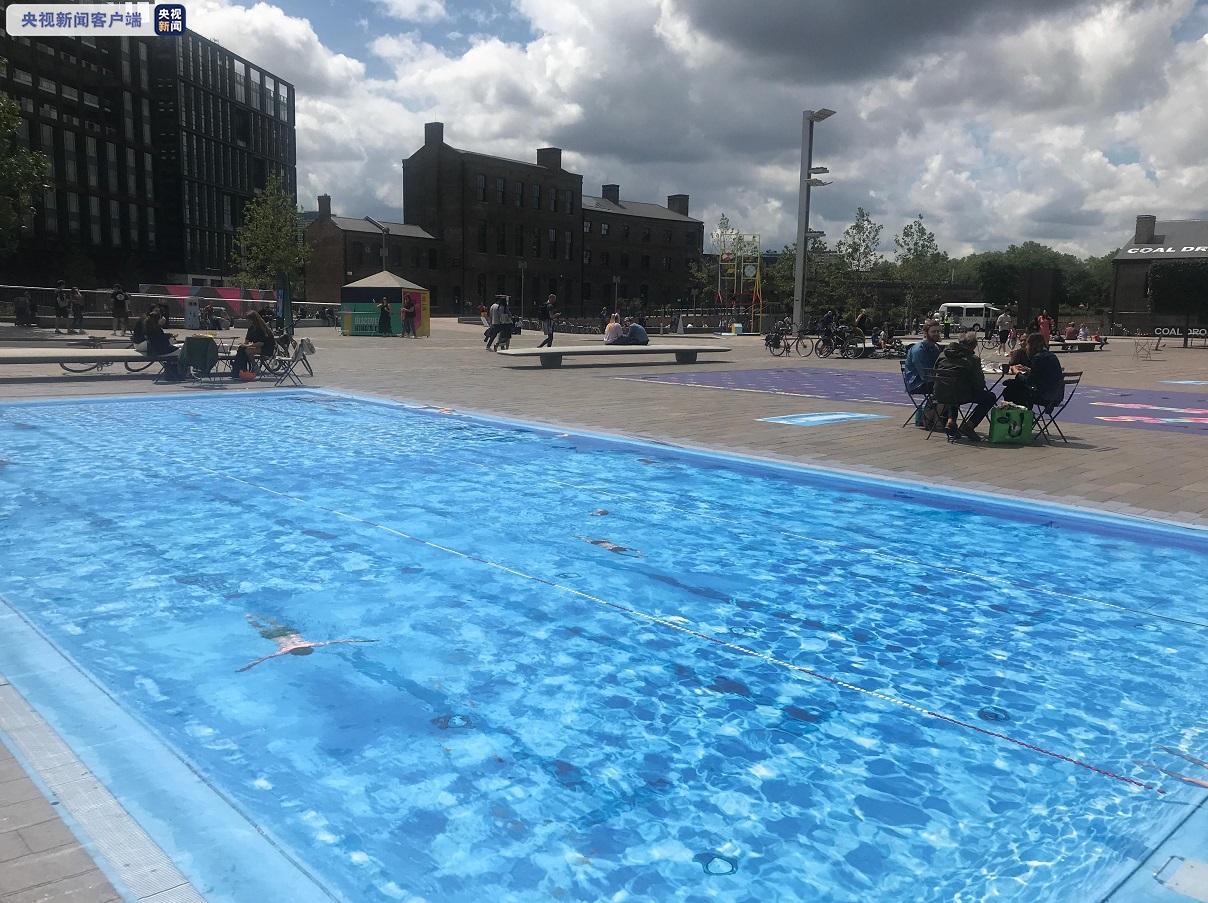 户外广场上的地上喷泉被盖上了毡布,艺术化的设计应景当季。