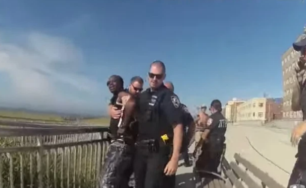 纽约警察又使出“锁喉”动作 致黑人男子失去知