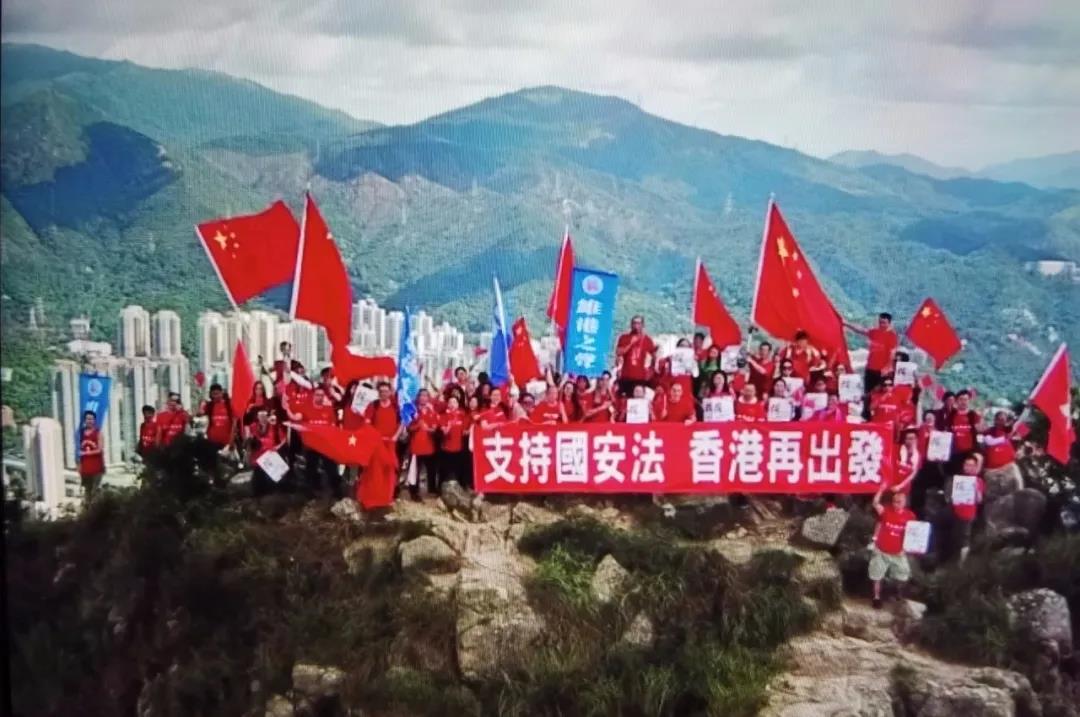  △21日，香港市民团体登上狮子山