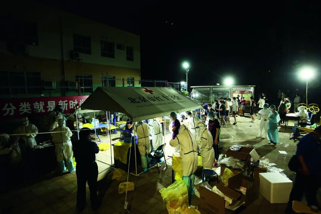 6月15日破晓1点,位于北京丰台区新发地周边的气概与林小区正在举行全体栖身职员新冠病毒核酸检测。图/人民视觉
