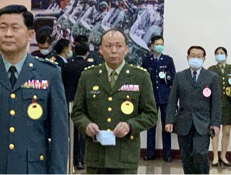 图为典礼现场的陈敏华(中)