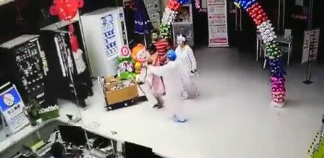 婴儿被呛窒息 90后护士咽下其呼吸道吸出物