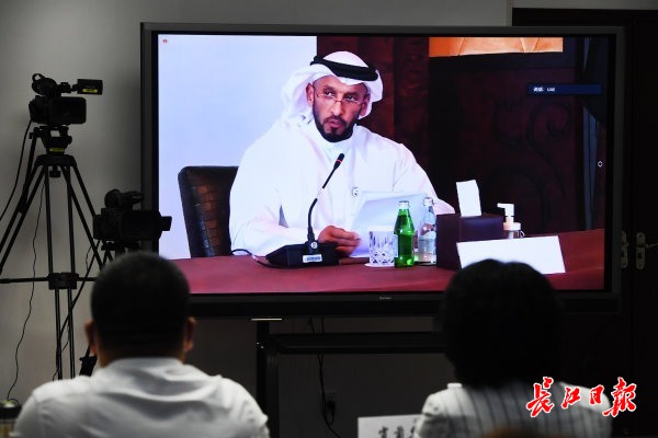 阿拉伯团结首酋长国代表在启动典礼上作谈话 记者高勇 摄