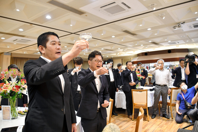 高知县知事浜田省司同大家干杯(朝日新闻)