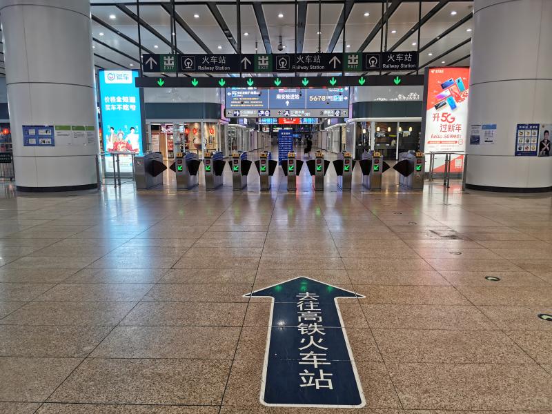 北京南站地铁出站口空无一人。