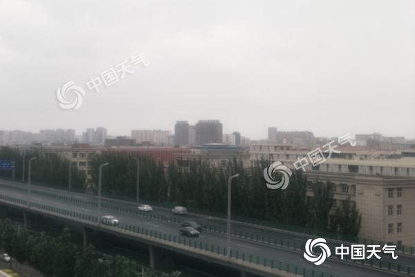 本日上午,呼和浩特天空阴森。(图/王媛媛)