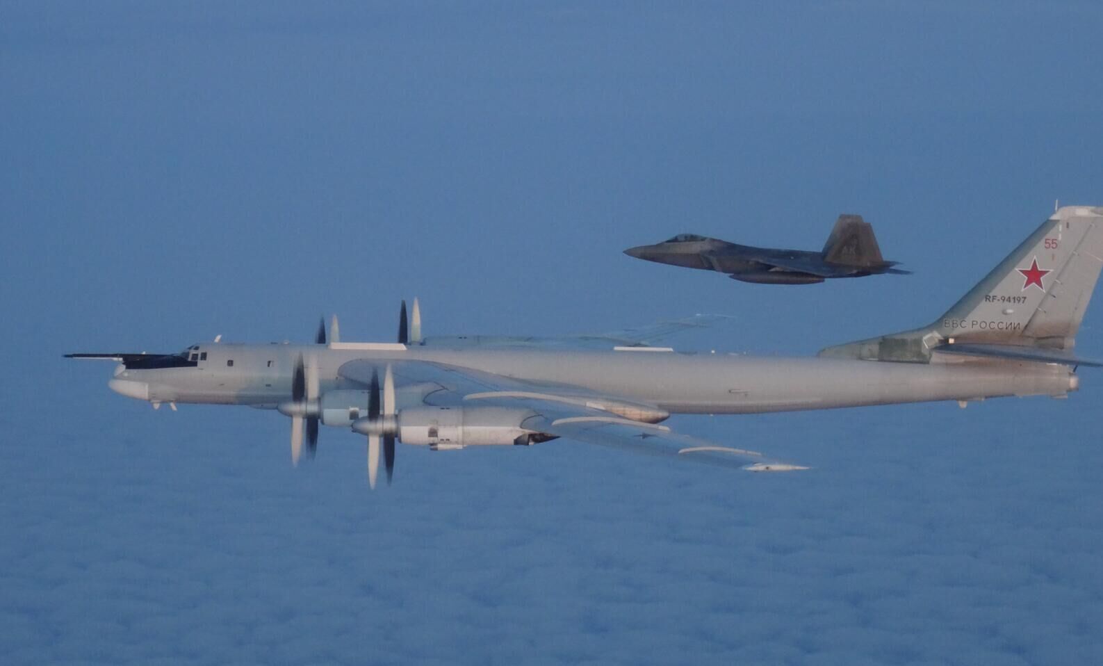 美军F-22在阿拉斯加附近拦截俄军机 已是本月第六