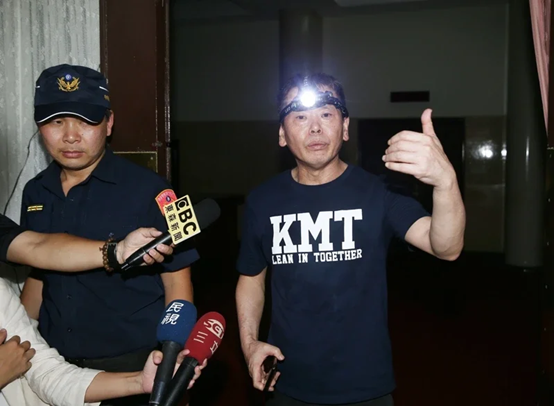 国民党20余名“立委”突袭占领“立法院”议场:不撤换陈菊决不退出议场