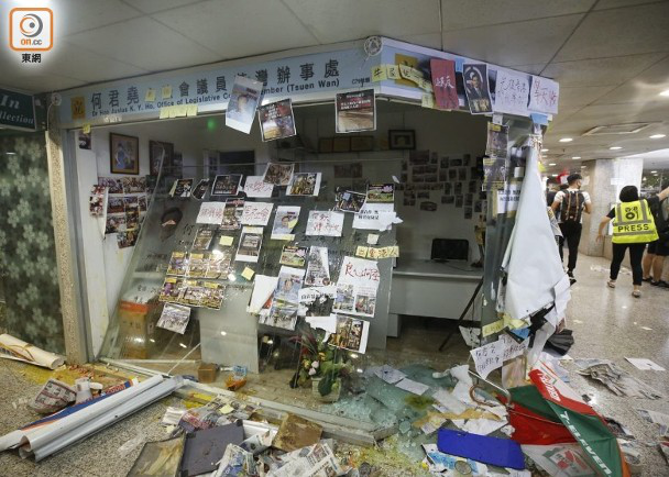 男学生毁坏何君尧办公室玻璃外墙,需赔偿5万港元,获准保释至8月量刑