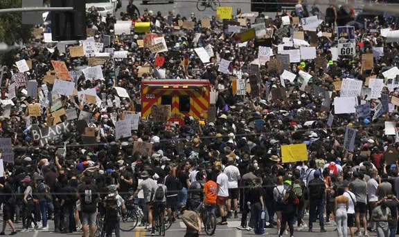 大规模抗议活动在洛杉矶持续 超2500人被逮捕