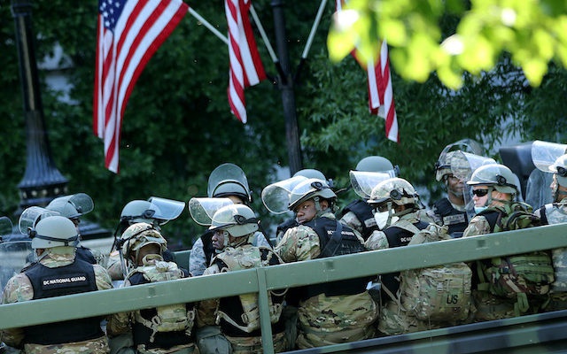 6月1日,军车现身白宫附近。(Getty Images)