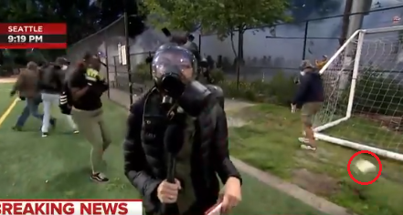 网友认为这是催泪瓦斯罐,电视台确认这是一枚闪光弹 图片来源:视频截图