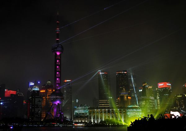 中国经济被外界看好。图为上海外滩夜景。新华社