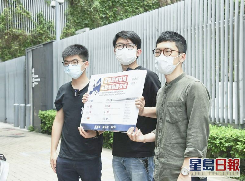 黄之锋(左)等人见记者(图片泉源:香港《星岛日报》)
