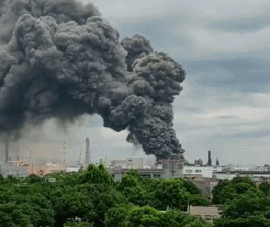 浙江绍兴一工厂起火 黑烟冲天几公里外可见