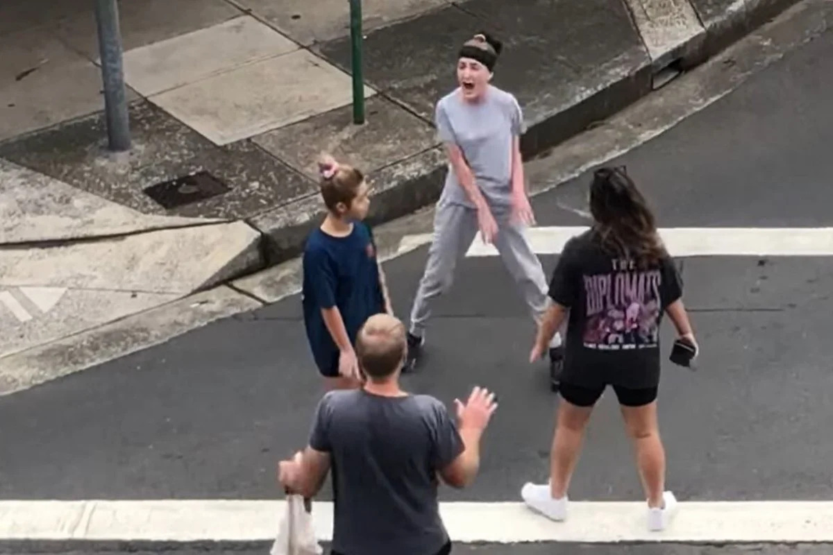 一名白人女性在街头辱骂亚裔，并一度挥刀 视频截图