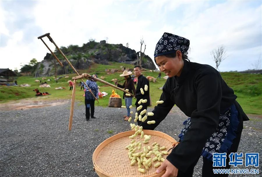 妻子唐玉春在矿山旅游景区的剧场内参加排练（6月3日摄）。新华社记者 胡晨欢 摄