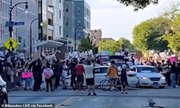 美国64岁的女律师拉普金将车停在街道一个交叉口,阻挡游行队伍前进。(图源:每日邮报)