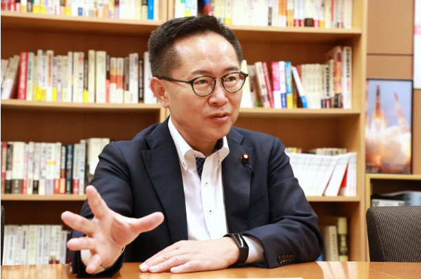 古川元久现在是日本众议院议员,隶属于国民民主党(每日新闻)