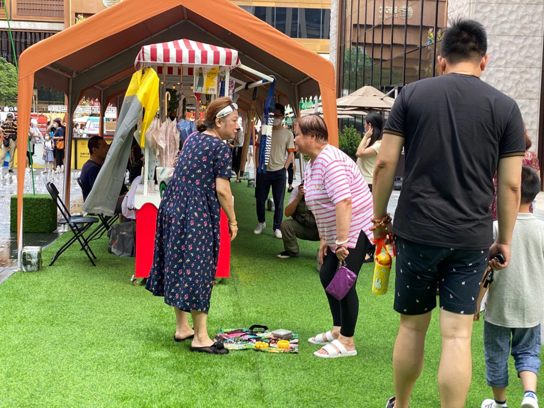 上海未开放个人摆摊 城管：怕一夜回到解放前