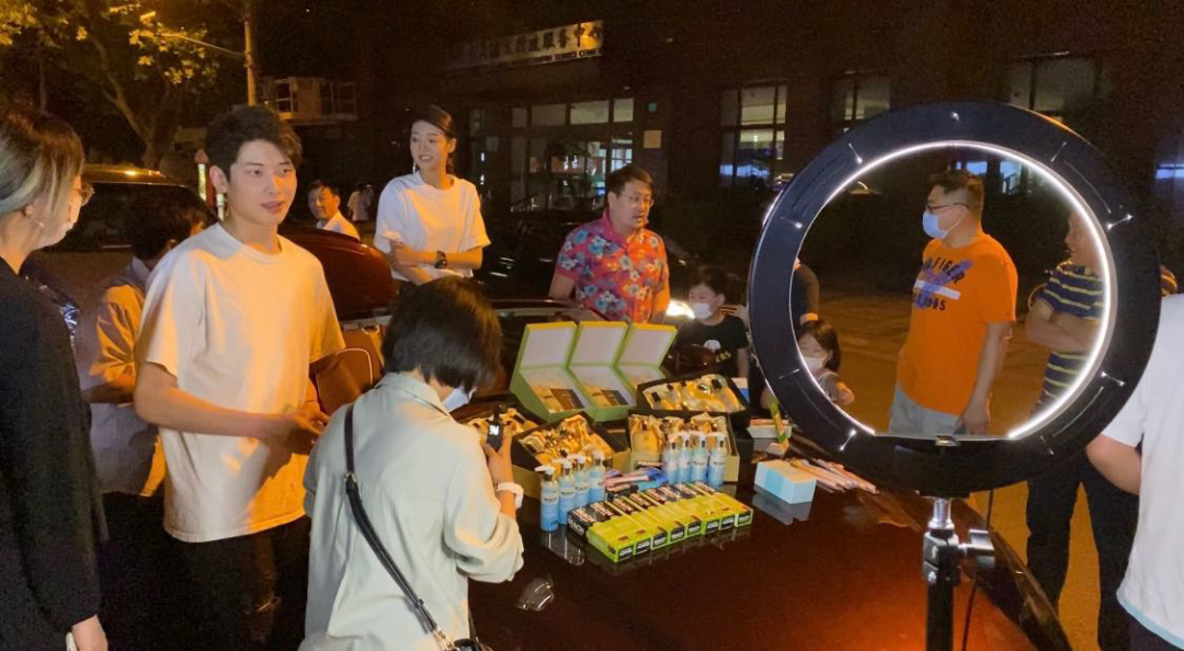 上海未开放个人摆摊 城管：怕一夜回到解放前