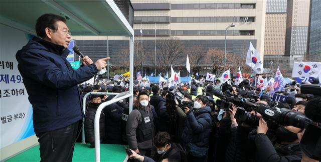 今年2月，朴元淳来到光化门广场，呼吁民众停止集会。（news 1）