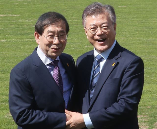 2017年，韩国总统文在寅与首尔市长朴元淳合影。（韩联社）