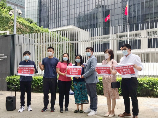 民建联成员到政总抗议(图:《香港商报》)