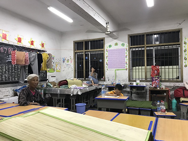 五一中心学校安置点,一位小朋友正在做暑假作业。澎湃新闻记者 宋江云 图
