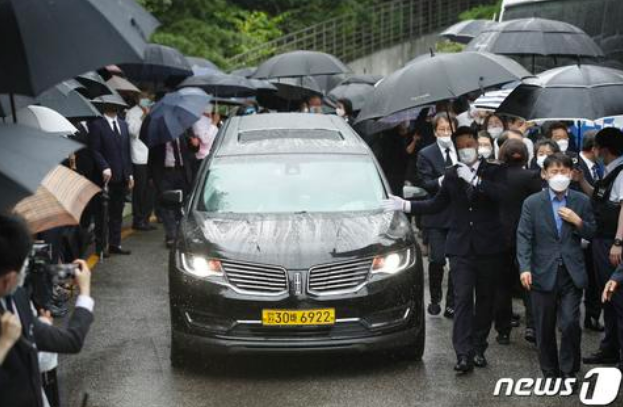 首尔市长出殡时 举报他性骚扰的女秘书突然发声