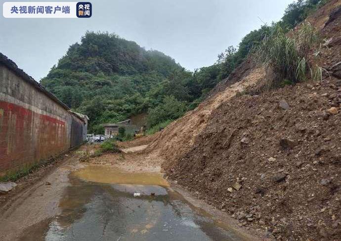暴雨引发滑坡路面坍塌 云南镇雄多条道路中断