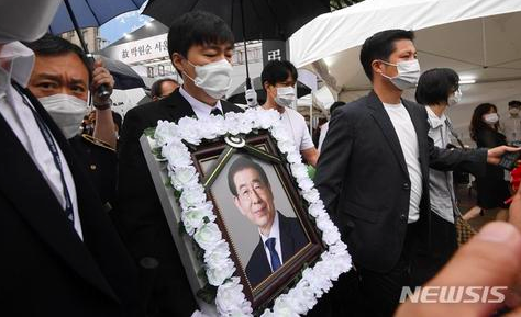 首尔市长出殡时 举报他性骚扰的女秘书突然发声