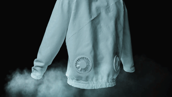 ▲ FooxMet Air 的空调服,内置两个风机,表层还使用了紫外线反射材料