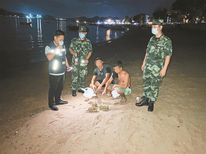 执法人员在较场尾沙滩起获被盗采的石珊瑚。