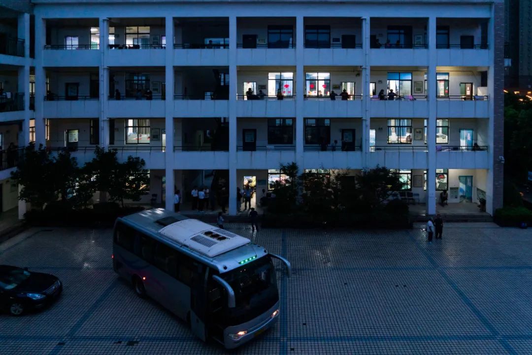 夜色下的安顿中央。 摄/宛瑾