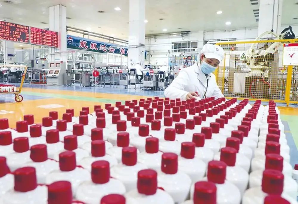 工人在茅台酒包装车间工作。图源:中国纪检监察报