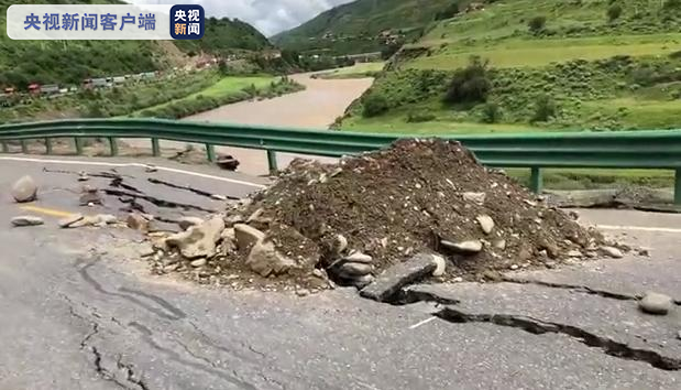 G227线四川甘孜州炉霍段因边坡被洪水冲刷致路基