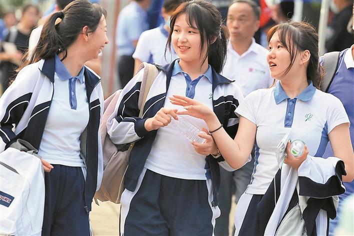 参加2020年高考的学生探讨如何报考学校。 深圳商报记者 陈锡明 摄