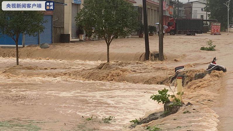 受暴雨影响重庆梁平国道被淹 最深处近1米