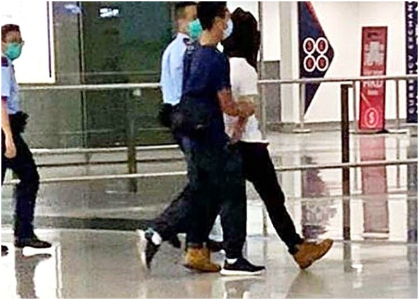 涉案男子被警方带走。图源:香港“东网”