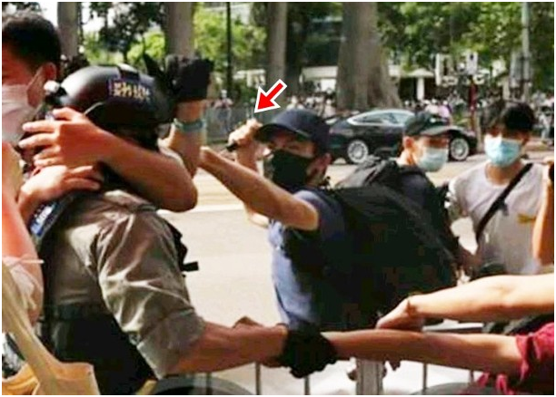 嫌犯用利器打击警察。图源:香港“东网”