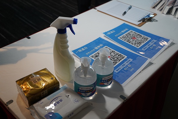 观众入场前，需测温、出示随申码、登记个人信息。澎湃新闻见习记者 曹伊湄 图