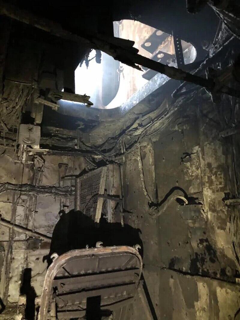 舱内温度1200度！美军准航母被烧惨状公开(图)